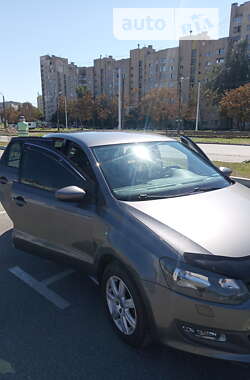Хэтчбек Volkswagen Polo 2011 в Вишневом