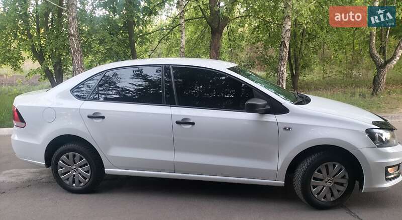 Седан Volkswagen Polo 2016 в Прилуках