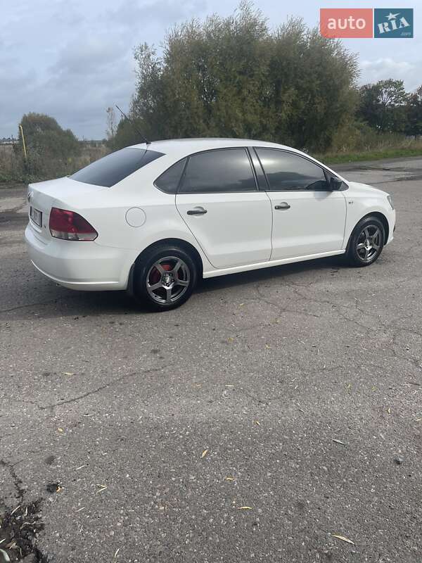 Седан Volkswagen Polo 2012 в Буську