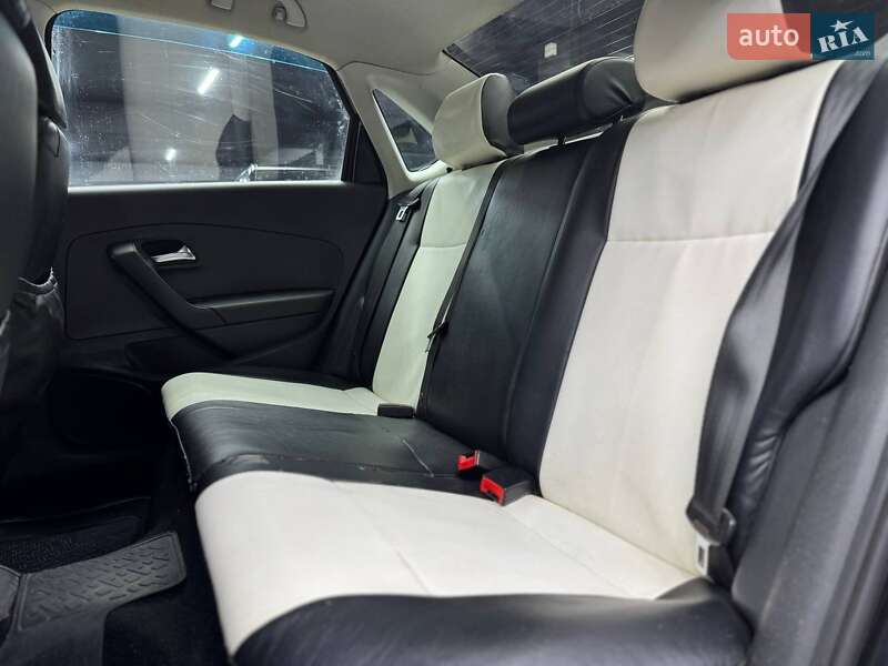 Седан Volkswagen Polo 2011 в Черновцах