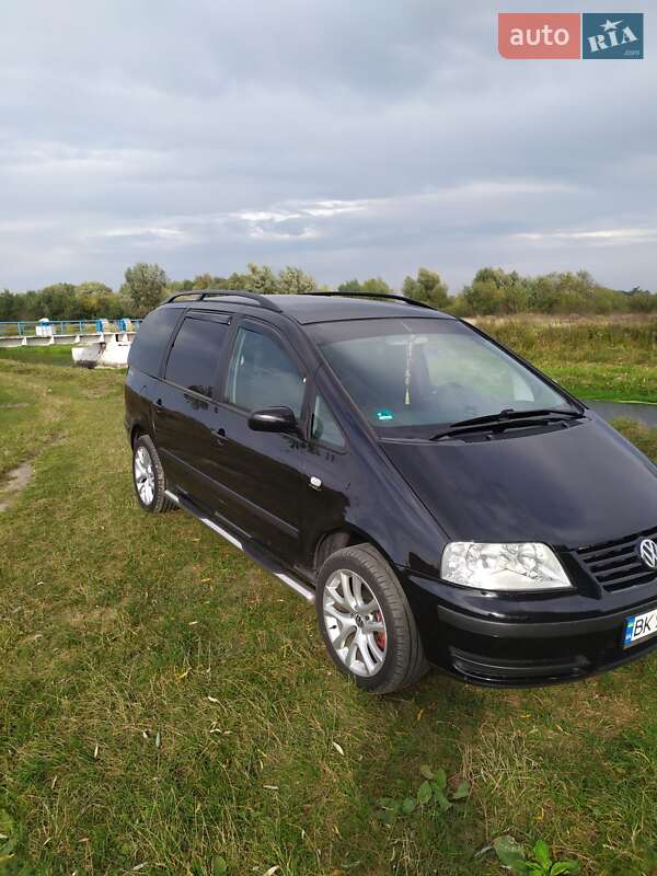Минивэн Volkswagen Sharan 2003 в Дубно