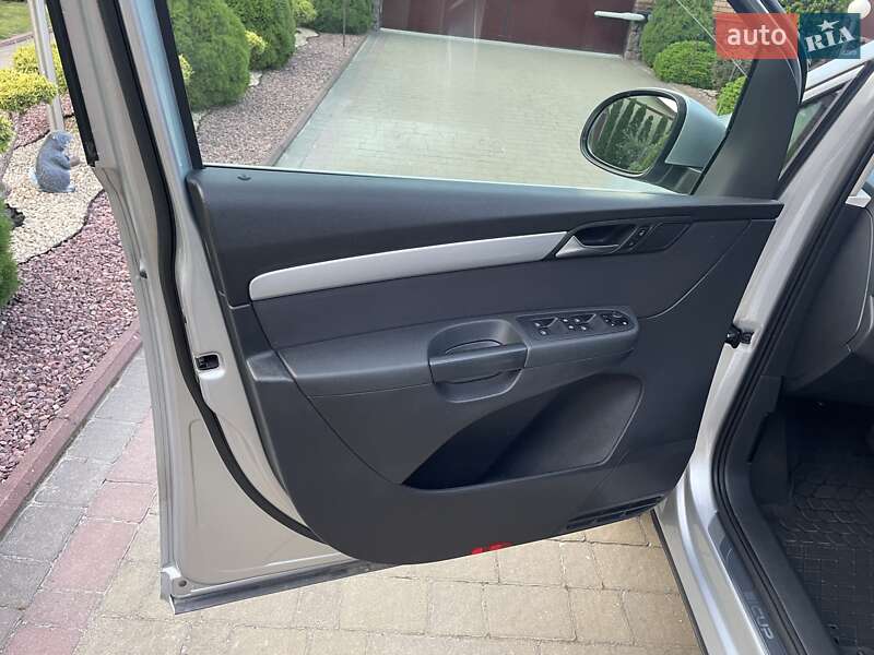 Мінівен Volkswagen Sharan 2015 в Житомирі