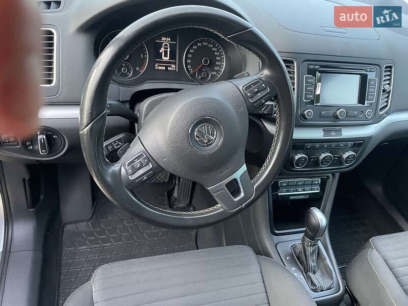 Мінівен Volkswagen Sharan 2015 в Житомирі