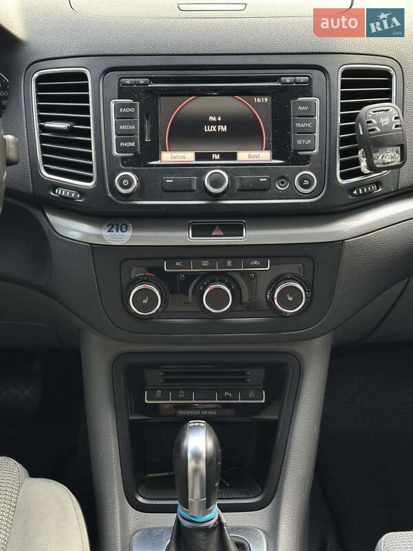 Минивэн Volkswagen Sharan 2011 в Тячеве