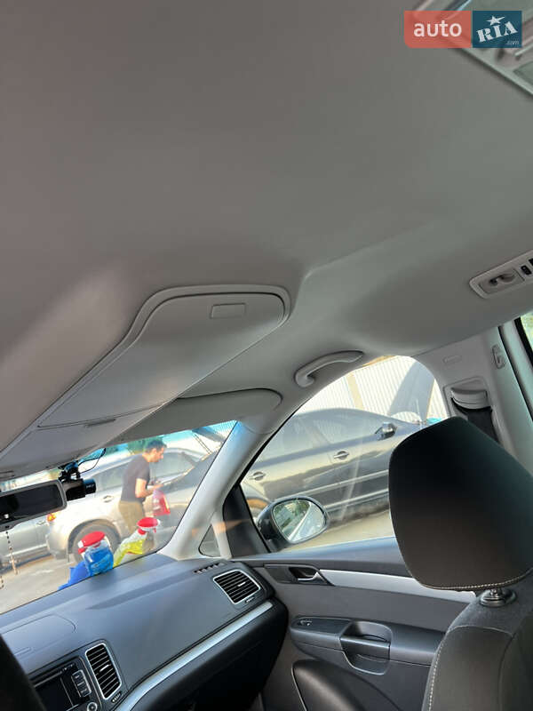 Минивэн Volkswagen Sharan 2012 в Черновцах