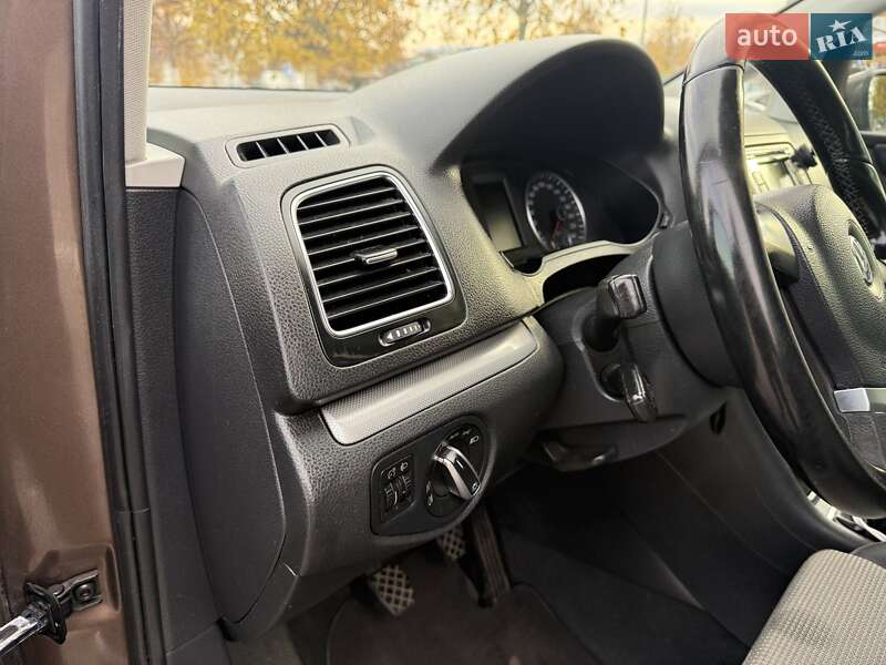 Минивэн Volkswagen Sharan 2011 в Буче