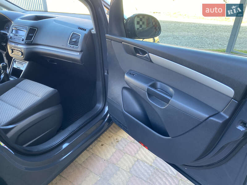 Минивэн Volkswagen Sharan 2012 в Долине