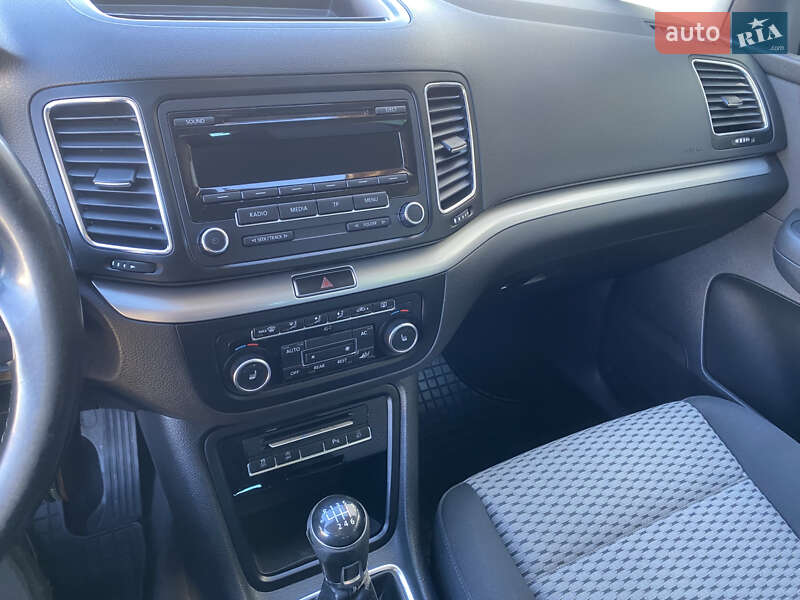 Минивэн Volkswagen Sharan 2012 в Долине