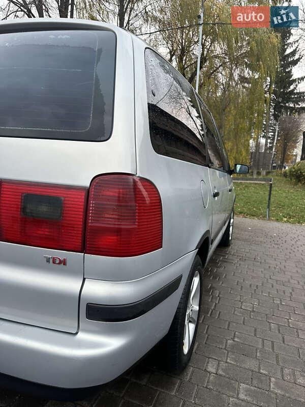 Минивэн Volkswagen Sharan 2001 в Вижнице