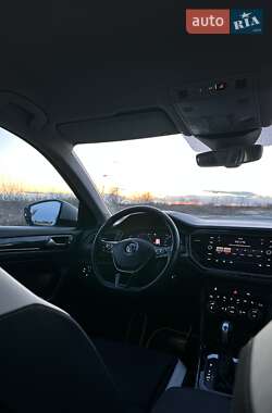 Внедорожник / Кроссовер Volkswagen T-Roc 2019 в 