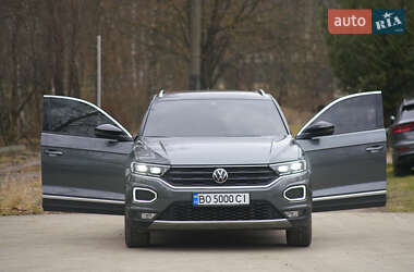 Внедорожник / Кроссовер Volkswagen T-Roc 2021 в 