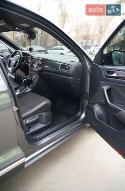 Внедорожник / Кроссовер Volkswagen T-Roc 2021 в 