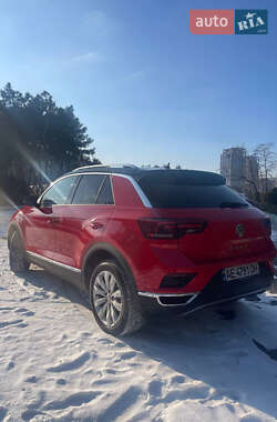 Внедорожник / Кроссовер Volkswagen T-Roc 2020 в 