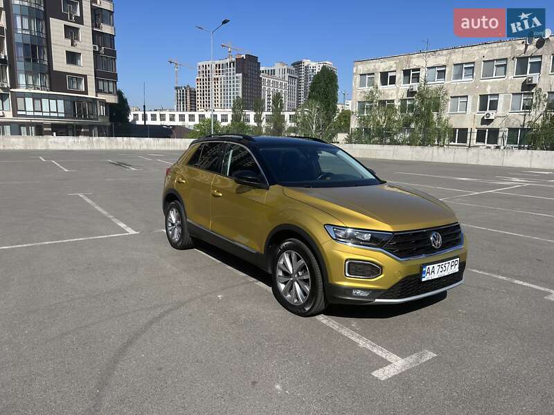 Позашляховик / Кросовер Volkswagen T-Roc 2019 в 