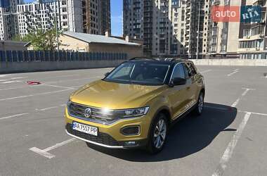 Позашляховик / Кросовер Volkswagen T-Roc 2019 в 