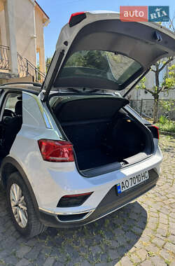 Внедорожник / Кроссовер Volkswagen T-Roc 2021 в 