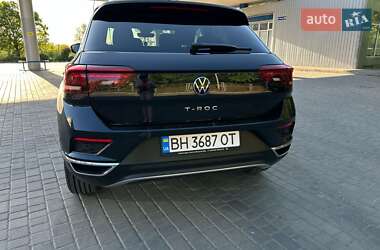 Внедорожник / Кроссовер Volkswagen T-Roc 2021 в 