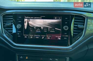 Внедорожник / Кроссовер Volkswagen T-Roc 2021 в 