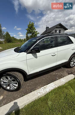 Внедорожник / Кроссовер Volkswagen T-Roc 2021 в 