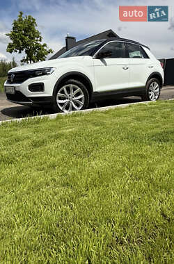 Внедорожник / Кроссовер Volkswagen T-Roc 2021 в 