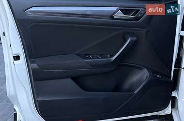 Внедорожник / Кроссовер Volkswagen T-Roc 2021 в 