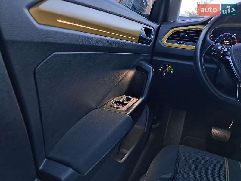 Позашляховик / Кросовер Volkswagen T-Roc 2019 в Києві