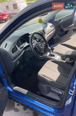 Внедорожник / Кроссовер Volkswagen T-Roc 2020 в 
