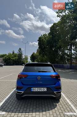 Внедорожник / Кроссовер Volkswagen T-Roc 2021 в 