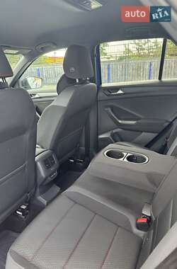 Внедорожник / Кроссовер Volkswagen T-Roc 2021 в 