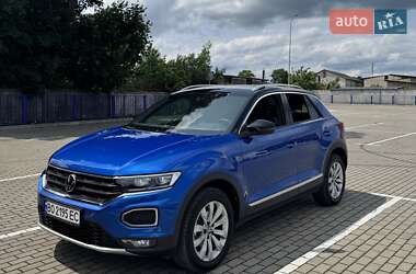 Внедорожник / Кроссовер Volkswagen T-Roc 2021 в 
