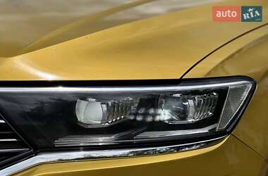 Внедорожник / Кроссовер Volkswagen T-Roc 2019 в 