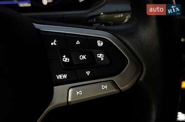 Внедорожник / Кроссовер Volkswagen T-Roc 2022 в 