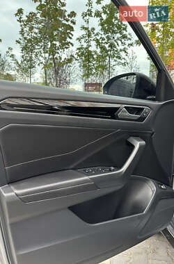 Внедорожник / Кроссовер Volkswagen T-Roc 2023 в 