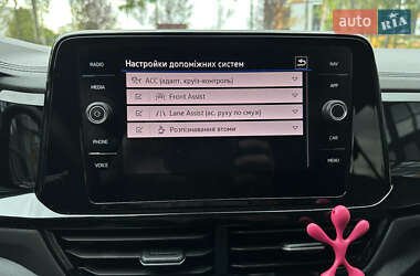 Внедорожник / Кроссовер Volkswagen T-Roc 2023 в 