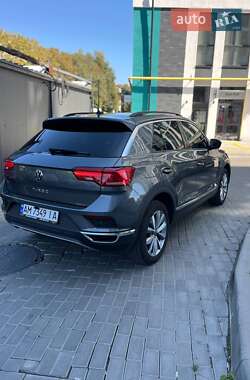 Внедорожник / Кроссовер Volkswagen T-Roc 2020 в 