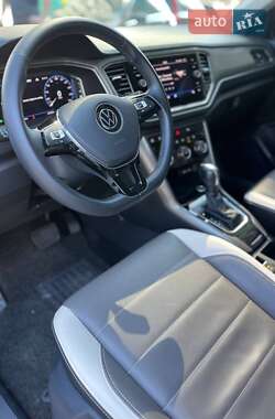 Внедорожник / Кроссовер Volkswagen T-Roc 2020 в 