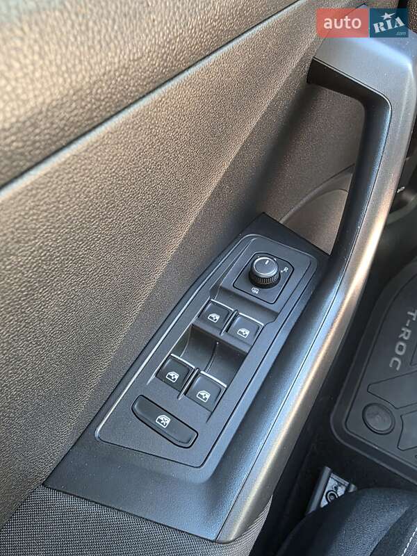 Внедорожник / Кроссовер Volkswagen T-Roc 2019 в Киеве