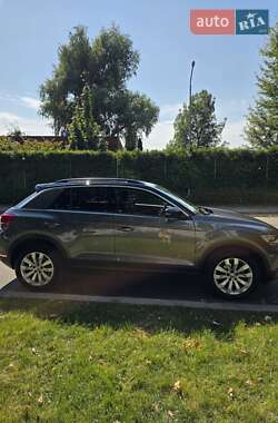 Внедорожник / Кроссовер Volkswagen T-Roc 2019 в 
