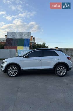 Внедорожник / Кроссовер Volkswagen T-Roc 2021 в 
