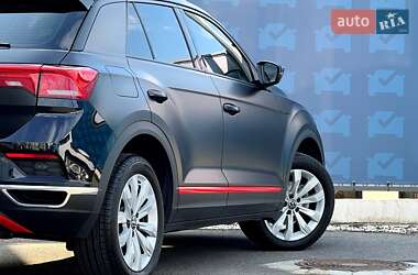 Внедорожник / Кроссовер Volkswagen T-Roc 2021 в 