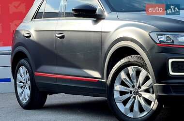 Внедорожник / Кроссовер Volkswagen T-Roc 2021 в 