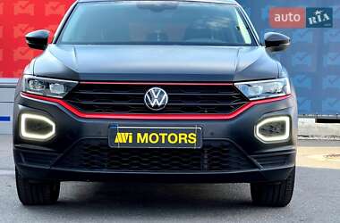 Внедорожник / Кроссовер Volkswagen T-Roc 2021 в 