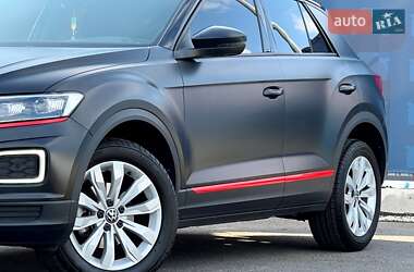 Внедорожник / Кроссовер Volkswagen T-Roc 2021 в 