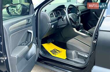 Внедорожник / Кроссовер Volkswagen T-Roc 2021 в 