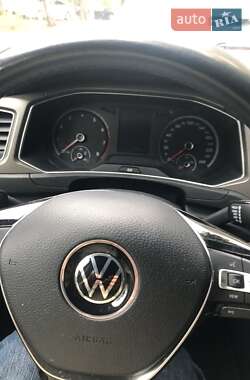 Внедорожник / Кроссовер Volkswagen T-Roc 2020 в 