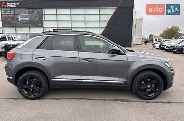 Внедорожник / Кроссовер Volkswagen T-Roc 2021 в 