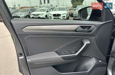 Внедорожник / Кроссовер Volkswagen T-Roc 2021 в 