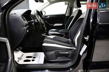 Внедорожник / Кроссовер Volkswagen T-Roc 2020 в 