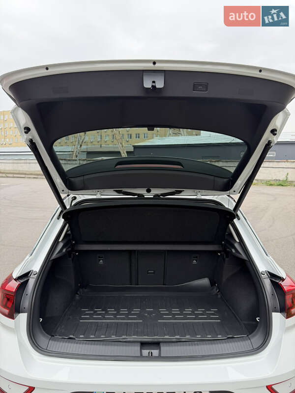 Внедорожник / Кроссовер Volkswagen T-Roc 2023 в Киеве