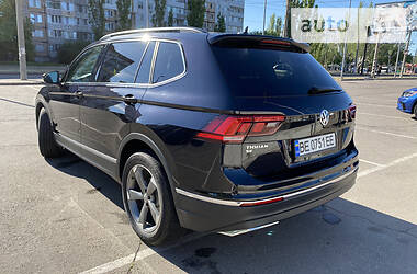 Позашляховик / Кросовер Volkswagen Tiguan Allspace 2018 в 